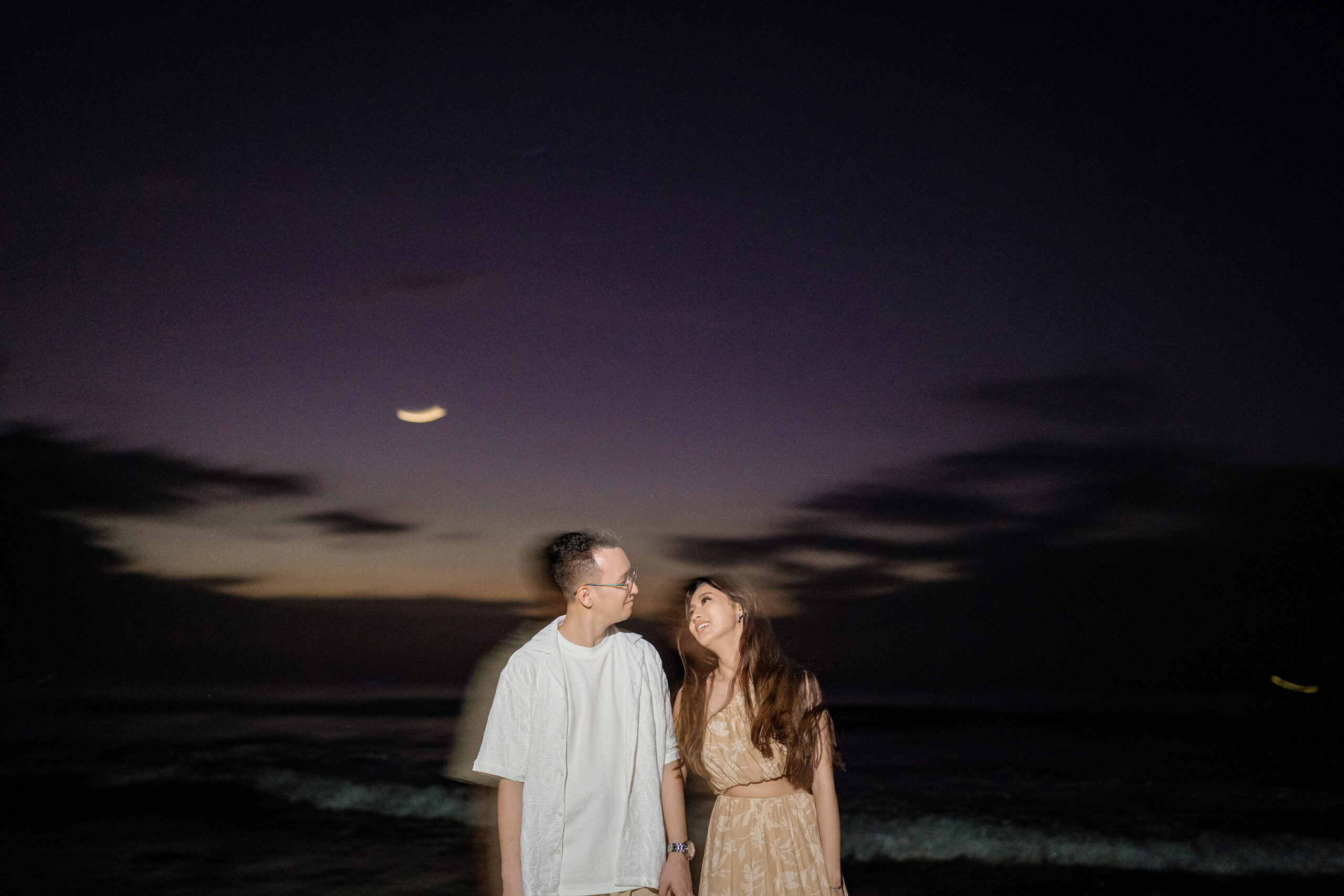 Discovering Unique Prewedding Concept: Love Glows in the Night Discovering Unique Prewedding Concept: Love Glows in the Night